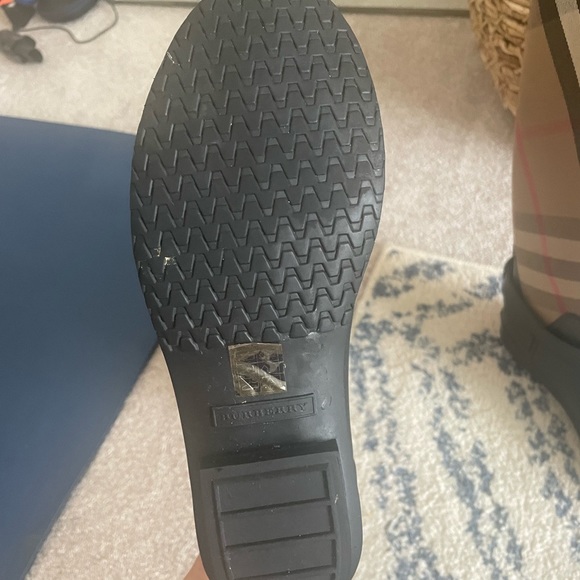 No longer fits my shoe size.  Wore 1-2 times at max.  Do not have the box. - Picture 3 of 9